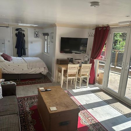 סטרייבן Unique Orchard Lodge For Couples With Hot Tub מראה חיצוני תמונה