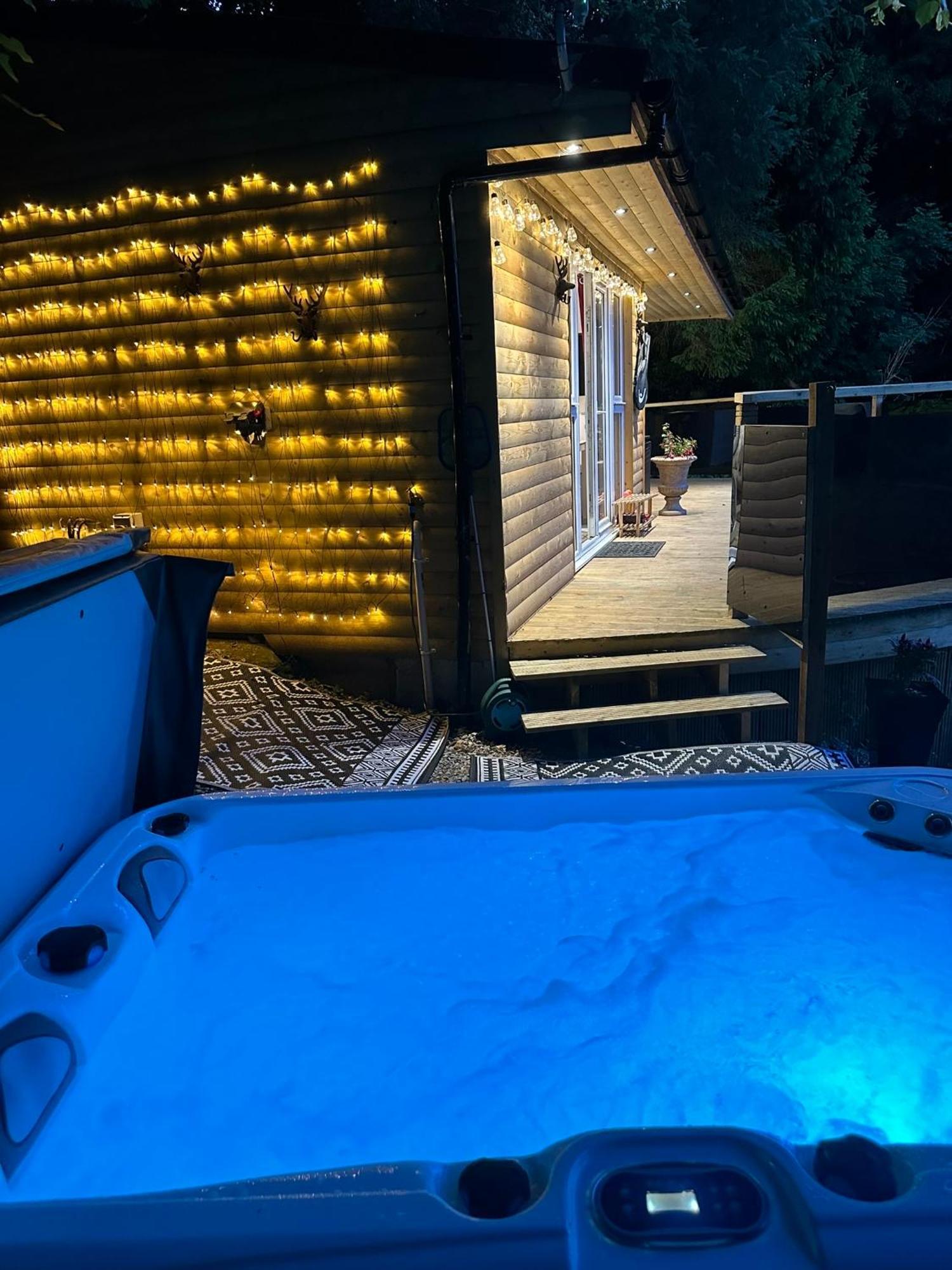 סטרייבן Unique Orchard Lodge For Couples With Hot Tub מראה חיצוני תמונה